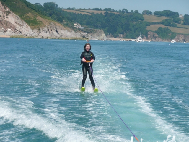  Esquí acuático remolcado
